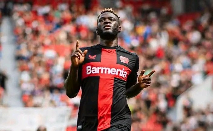 VERTRAGS-SENSATION BEI BAYER 04! Stürmer-Superstar Victor “Victory” Boniface bleibt den Leverkusenern langfristig treu und hat seinen Vertrag um ganze vier Jahre bis 2029 verlängert! Mit seiner Wucht, Schnelligkeit und eiskalten Torjäger-Qualitäten gilt er als das Herzstück der Offensive – und als Garant für die Zukunft des Vereins. Die Bundesliga ist geschockt, die Fans feiern ekstatisch: Ein Mega-Bekenntnis, das Titelträume und Euphorie bei Bayer Leverkusen auf ein neues Level hebt