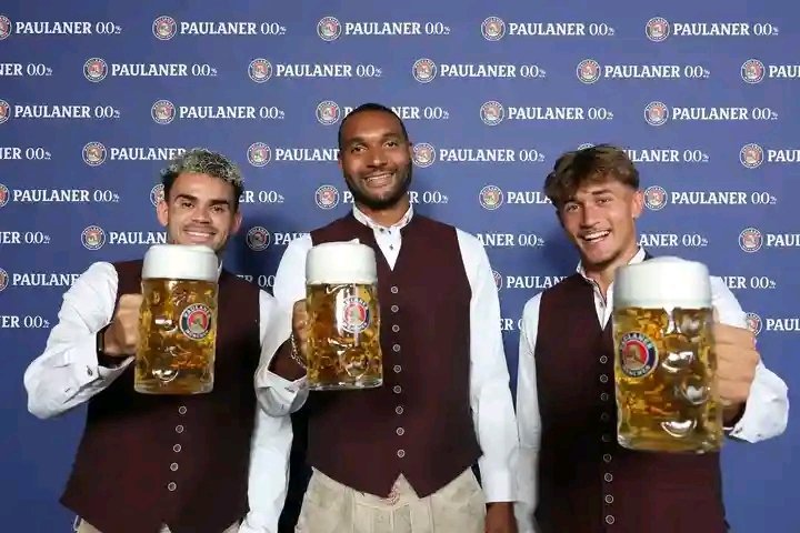 O’ZAPFT IS – FC Bayern überrascht mit spektakulärem Paulaner-Lederhosen-Shooting 2025! Manuel Neuer und Harry Kane glänzen im traditionellen Outfit und lassen die Fans jubeln. Doch während die Stimmung auf dem Höhepunkt ist, sorgt das unerwartete Fehlen eines absoluten Schlüsselstars für Wirbel und heiße Spekulationen: Ist es Verletzung, Transfer-Drama oder interne Spannung? Ganz Fußball-Deutschland spricht nur noch über dieses Shooting, das mehr Fragen aufwirft als beantwortet