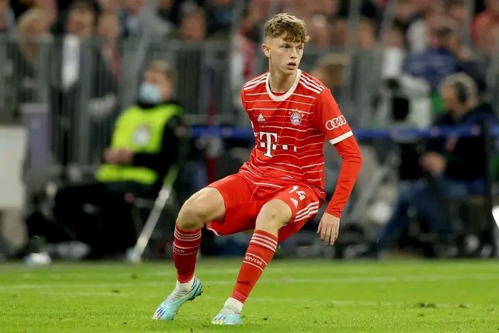 TRANSFER-HAMMER IN MÜNCHEN: Supertalent Paul Wanner verlässt den FC Bayern endgültig: Der 18-Jährige wechselt für 15 Mio. € plus Boni fest zu PSV Eindhoven! Schon heute Nacht reist Wanner nach Holland, um den Medizincheck zu absolvieren. Doch die Bayern-Bosse haben vorgesorgt – im Deal steckt eine Rückkauf-Klausel, die dem Rekordmeister jederzeit eine Rückkehr des Juwels ermöglicht. Ein Mega-Transfer mit Zukunfts-Power und reichlich Gesprächsstoff in der Bundesliga! ⚡