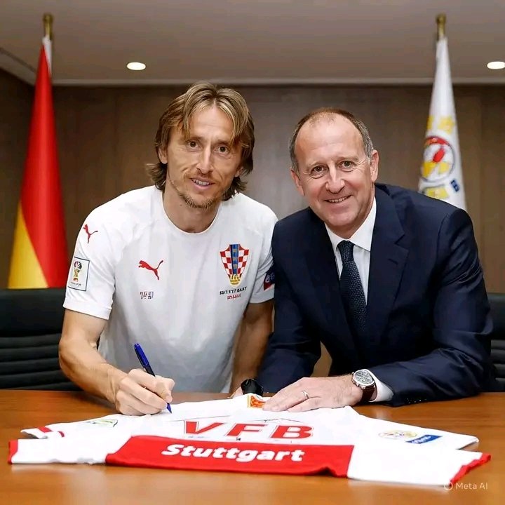 UNFASSBARER TRANSFER-KNALLER! VfB Stuttgart-Trainer Sebastian Hoeneß hat das Unmögliche möglich gemacht – und die Bundesliga mit einem Coup erschüttert, der weltweit für Aufsehen sorgt: Luka Modrić, Kroatiens Weltstar und ehemaliger Weltfußballer, unterschreibt beim VfB! Mit seiner unvergleichlichen Erfahrung, Spielintelligenz und Siegermentalität wird er das schwäbische Mittelfeld revolutionieren. Fans rasten aus, Experten sind sprachlos – dieser Deal katapultiert Stuttgart in eine völlig neue Dimension! ⚪