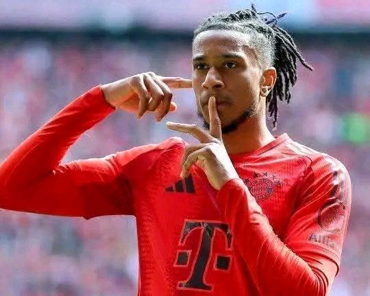 Unglaubliche Geste von Bayern-Superstar Michael Olise! Laut ESPN spendet der Offensivkünstler seine gesamte Vertragsprämie in Höhe von 2 Millionen Euro, um Obdachlosigkeit in Deutschland zu bekämpfen. ❤️ Statt Luxusautos oder Villen investiert Olise in Menschlichkeit – ein Schritt, der Fans und Experten gleichermaßen sprachlos macht. Die Fußballwelt feiert ihn als Vorbild, Bayern-Fans sind stolz: Ein Star, der weit über den Sport hinaus Größe zeigt. ⚡
