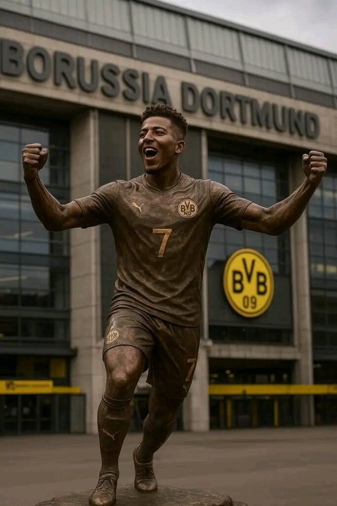 Sensation in Dortmund! Borussia Dortmund enthüllt vor dem Stadion eine Bronzestatue von Jadon Sancho – eine atemberaubende Hommage an den Superstar! Fans und Experten sind gleichermaßen begeistert und überrascht von dieser außergewöhnlichen Ehrung. Sancho, der mit unglaublichem Einsatz und brillanten Leistungen den Verein geprägt hat, wird damit für immer in der Geschichte des BVB verewigt. Das Ereignis sorgt für Jubel, Emotionen und Schlagzeilen in ganz Deutschland – ein Moment, den niemand so schnell vergessen wird!