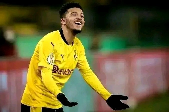 Transfer-Detonation! Borussia Dortmund hat das geschafft, was kaum jemand für möglich hielt: Jadon Sancho ist OFFIZIELL zurück beim BVB! ⚡ Der verlorene Flügelzauberer kehrt zur „Gelben Wand“ zurück und entfacht sofort Euphorie pur. Ganz Europa zittert vor diesem spektakulären Comeback – Sancho, einst Publikumsliebling und Magier am Ball, soll nun wieder für Tempo, Tore und pure Gänsehaut sorgen. Social Media explodiert, Fans feiern ekstatisch: Das ist das Comeback des Jahrzehnts! ⚫