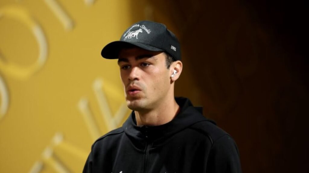 PAUKENSCHLAG UM US-STAR GIO REYNA: Ex-Wunderkind Freddy Adu sorgt für Aufsehen: „Er muss Dortmund verlassen – ohne Wenn und Aber!“ Mit dieser klaren Ansage entfacht Adu eine hitzige Debatte um die Zukunft des Offensivspielers, der zuletzt beim BVB kaum noch eine Rolle spielte. Fans sind gespalten: Bleiben und kämpfen oder sofort den Wechsel wagen? Zwischen Karriereknick und Neuanfang steht Reyna vor einer Entscheidung, die sein Fußballleben völlig verändern könnte.