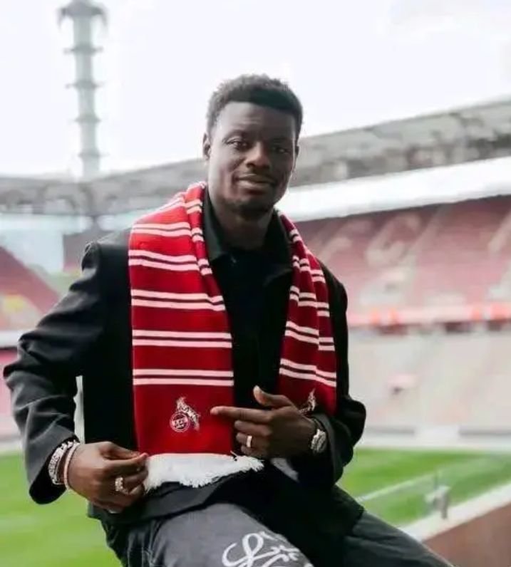 Großzügige Geste – Die neu verpflichtete Tormaschine des 1. FC Köln, Ragnar Ache, sorgt weltweit für Gänsehaut, nicht nur wegen seiner Fähigkeiten auf dem Platz, sondern auch wegen einer außergewöhnlichen Geste der Großzügigkeit, die bei Fans, Experten und sogar rivalisierenden Vereinen großen Anklang gefunden hat. Unmittelbar nach der Unterzeichnung seines Vertrags verzichtete Ache selbstlos auf seinen gesamten Unterschriftsbonus von 2 Millionen Dollar und beschloss stattdessen, die beträchtliche Summe dem Kampf gegen die Obdachlosigkeit in Deutschland zu spenden….