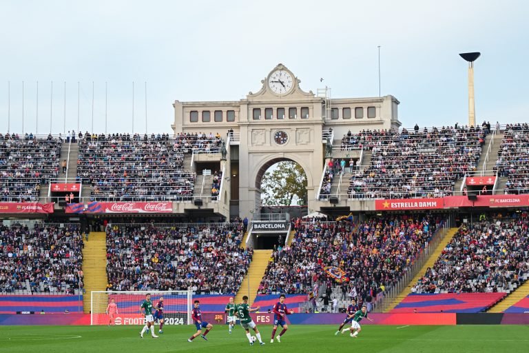 INCREÍBLE GIRO EN BARCELONA! Barça asegura acuerdo histórico para jugar en el emblemático Estadio de Montjuïc hasta febrero, mientras el futuro del Camp Nou sigue envuelto en incertidumbre. Aficionados enloquecen con esta inesperada decisión, que promete partidos llenos de emoción, nostalgia y sorpresas. ¿Se avecina una nueva era para el club azulgrana o solo un parche temporal? Los detalles del acuerdo y cómo afectará la temporada generan debates candentes en toda España, dejando a todos los fanáticos con el corazón en vilo y la mirada fija en Montjuïc.