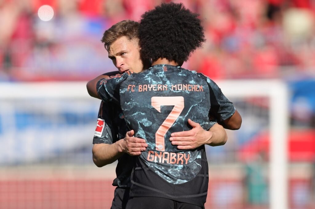 Joshua Kimmich verteidigt seinen „Bruder im Sturm“: Serge Gnabry steht wieder im Rampenlicht – und diesmal mit Applaus statt Abpfiffen
