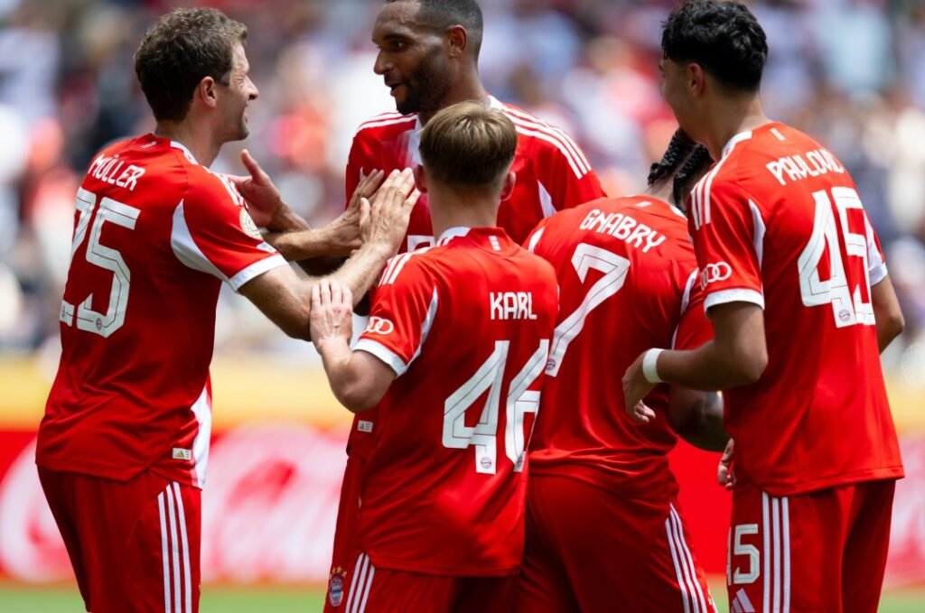 “Lass den Jungen erstmal kicken!” – Thomas Müller gibt aufsehenerregendem Bayern-Juwel Lennart Karl einen weisen Rat mit auf den Weg