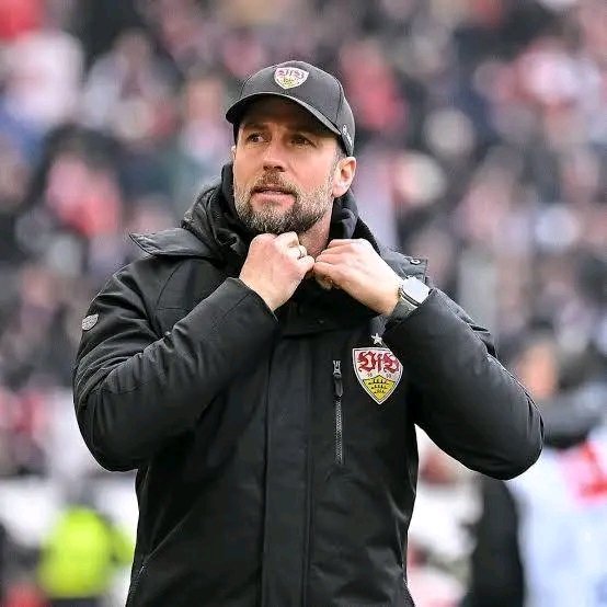 Eilmeldung in Stuttgart! Der VfB Stuttgart hat völlig überraschend seinen Cheftrainer Sebastian Hoeneß suspendiert! Offiziell spricht der Klub von „schwerwiegenden Gründen“, Details werden noch zurückgehalten. Die Nachricht schlägt wie eine Bombe ein: Ausgerechnet der Erfolgscoach, der die Schwaben zurück ins Rampenlicht geführt hat, steht nun abrupt vor dem Aus. Fans sind fassungslos, Experten spekulieren wild – ein dramatischer Wendepunkt, der die gesamte Bundesliga erschüttert!