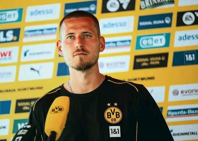 Mega-Deal und Herz-Aktion zugleich! Borussia Dortmunds Abwehrchef Waldemar Anton sorgt für eine historische Sensation: Ein gigantischer 30,6-Millionen-Dollar-Werbevertrag mit Powerade macht ihn zum Werbe-Millionär – doch das ist erst der Anfang! In einer unfassbar bewegenden Geste spendet der Innenverteidiger ganze 8,1 Millionen Dollar an das Fußballprogramm und zusätzlich tausende an Waisenhäuser. Damit zeigt Anton: Er ist nicht nur ein Fels in der Abwehr, sondern auch ein wahrer Held abseits des Platzes! ⚫