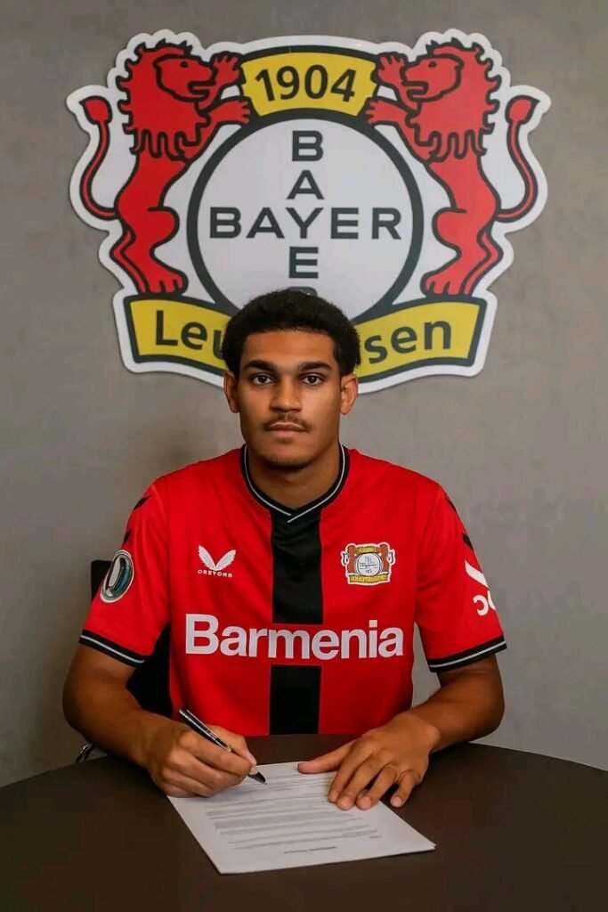 „Transfer-Schock bei Bayer Leverkusen! Jarell Quansah hat offiziell einen Vertrag bei den Werkselfen unterzeichnet. Der vielversprechende Talentverteidiger wechselt nach intensiven Verhandlungen überraschend in die Bundesliga und soll das Abwehrzentrum nachhaltig stärken. Fans und Experten sind gleichermaßen erstaunt über die Geschwindigkeit und Entschlossenheit des Deals. Quansah, bekannt für seine Dynamik und Technik, wird voraussichtlich sofort ins Spielgeschehen integriert. Dieser Schritt könnte Bayer Leverkusen in der kommenden Saison entscheidend nach vorne katapultieren – ein mutiger, aber potenziell genialer Transfer!“