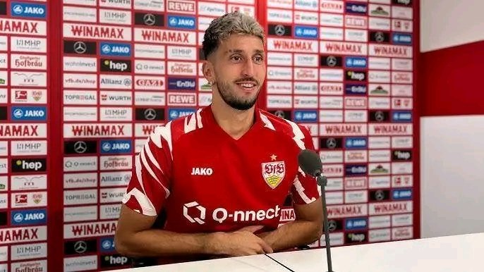 Atakan Karazor hat ein Angebot vom Premier-League-Club Arsenal abgelehnt und bleibt dem VfB Stuttgart treu. Der defensive Mittelfeldspieler betonte, dass er sich beim VfB aktuell unverzichtbar fühlt: „Ich werde hier dringender gebraucht.“ Trotz des Interesses aus England entschied sich Karazor bewusst für Kontinuität und seine wichtige Rolle im Team von Stuttgart. Der 28-Jährige ist ein Schlüsselspieler in der Zentrale und will mit dem VfB an die erfolgreichen Leistungen der vergangenen Saison anknüpfen.