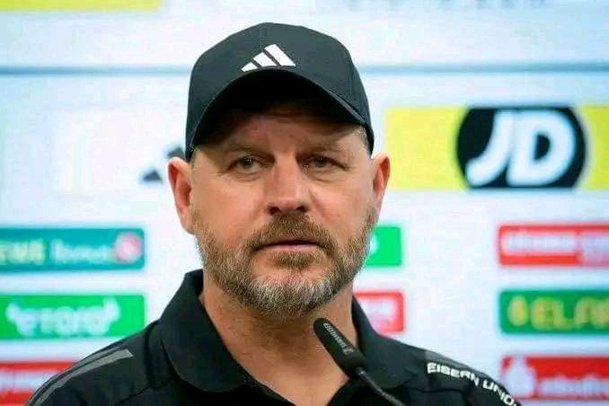 SCHOCKWELLE IN DER BUNDESLIGA: Steffen Baumgart, der leidenschaftliche Cheftrainer des 1. FC Union Berlin, zieht völlig überraschend die Reißleine und bittet um sofortige Vertragsauflösung! Nach Wochen voller innerer Zerrissenheit, massiven Entscheidungsdrucks und wachsender Zweifel fällt dieser Schritt wie ein Blitzschlag in die Union-Familie. Fans, Spieler und Experten sind gleichermaßen sprachlos, Fassungslosigkeit greift um sich. Hinter den Kulissen brodelt es: Welche wahren Gründe stehen hinter diesem dramatischen Abschied?