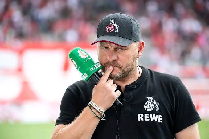 SENSATION IN BERLIN: Steffen Baumgart wirft völlig überraschend hin und ist ab sofort nicht mehr Cheftrainer des 1. FC Union Berlin. Nach heftigen internen Spannungen, wachsender Unzufriedenheit im Team und zunehmender Kritik aus dem Fanlager zieht der Coach die Notbremse. Was mit großen Hoffnungen gestartet war, endet im Desaster: Union steht vor einem tiefen Umbruch, verunsichert und orientierungslos. Spieler und Verantwortliche reagieren fassungslos – der Verein taumelt in eine ungewisse Zukunft.