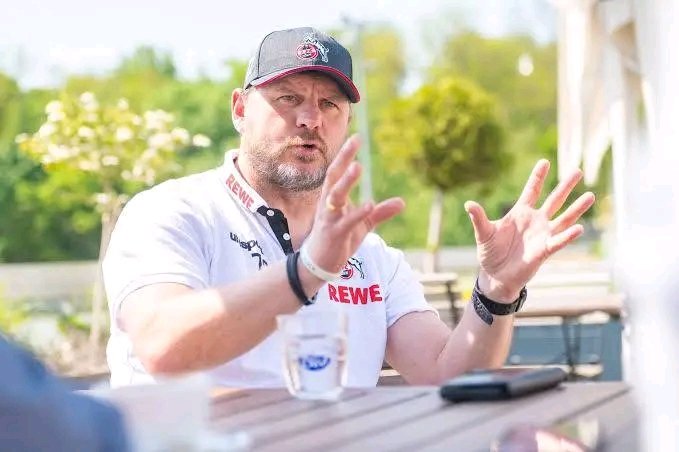 KNALL BEI UNION BERLIN: Cheftrainer Steffen Baumgart tritt mit sofortiger Wirkung zurück – sein offizielles Schreiben liegt bereits auf dem Tisch der Vereinsführung. Nach anhaltenden Konflikten mit Fans, Spielern und Mitarbeitern zieht er überraschend die Reißleine. Niemand hatte mit diesem radikalen Schritt gerechnet. Für die Bundesliga ist es ein Beben, für die „Eiserne Familie“ ein Albtraum. Union Berlin steht schockiert und führungslos da, vor einer ungewissen Zukunft voller Fragen und Turbulenzen.