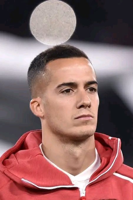 UNERWARTETE SCHOCK-NEWS! Fußball-Deutschland trauert mit Lucas Vázquez: Der Starspieler wird am 12. September 2025 im Top-Spiel zwischen Bayer 04 Leverkusen und Eintracht Frankfurt fehlen. ⚽ Der Grund ist tragisch – Vázquez hat völlig überraschend seine Mutter verloren und fällt aufgrund dieser familiären Ausnahmesituation aus. Fans, Mitspieler und Verantwortliche zeigen sich tief betroffen und senden Beileidsbekundungen. Dieses Drama überschattet das Bundesliga-Duell schwer. Die Fußballwelt steht still – ein Moment der Trauer und Solidarität für Lucas Vázquez! ️