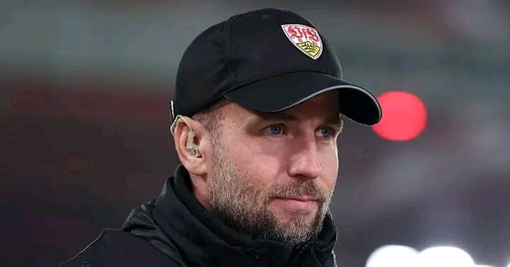 TRANSFER-BOMBE BEIM VFB STUTTGART! Unglaublich, aber wahr: Die Schwaben investieren satte 22 Millionen Euro in einen 23-jährigen Stürmer, der sofort zum Schlüsselspieler werden soll! Fans rasten aus, Experten sprechen bereits von einem echten „Königstransfer“, der den VfB Stuttgart im Kampf um Europa entscheidend nach vorne katapultieren könnte. Der Mega-Deal sorgt bundesweit für Aufsehen, denn ein solcher Coup war kaum jemandem zuzutrauen. Mit diesem Transfer zeigt der VfB klare Ambitionen: Angriff statt Abwarten! ⚽