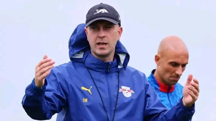 VERRÜCKTE BOMBE IN DER BUNDESLIGA! Werder-Coach Ole Werner sorgt für einen handfesten Skandal: Mit einer bizarren Entscheidung blockierte er persönlich den Spielerausgang, um seine Stars nach Abpfiff zurückzuhalten – ein Vorgang, der selbst hartgesottene Fans fassungslos macht! Gleichzeitig der nächste Hammer: Xavi Simons verabschiedet sich offiziell von RB Leipzig. Ein doppelter Paukenschlag, der das deutsche Fußballherz erschüttert und die Bundesliga in Aufruhr versetzt. Was steckt hinter diesen schockierenden Szenen? ⚽