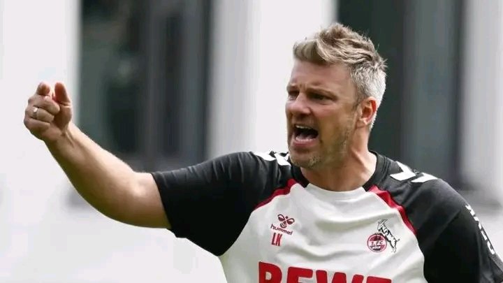 BUNDESLIGA-SENSATION! Lukas Kwasniok entfacht beim 1. FC Köln ein wahres Fußball-Feuerwerk! ⚽ In atemberaubender Geschwindigkeit stürmen die „Geißböcke“ an Bayer Leverkusen vorbei und reißen den Spitzenplatz an sich! Fans und Experten sind gleichermaßen sprachlos: Ausgerechnet Köln, das viele vor der Saison abgeschrieben hatten, schreibt jetzt Bundesliga-Geschichte. Mit unbändiger Energie, taktischer Cleverness und unglaublichem Teamgeist ist Kwasniok der Mastermind eines märchenhaften Höhenflugs! ❤️