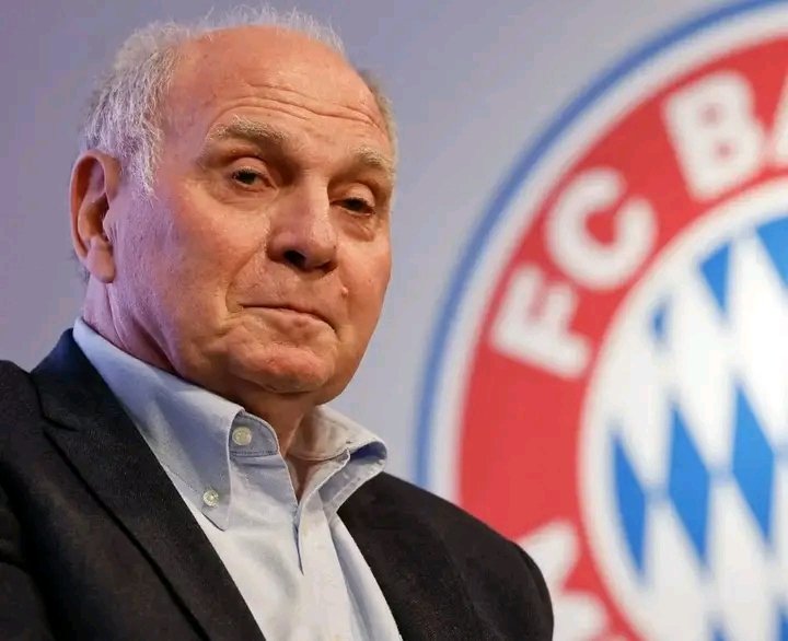 SCHOCK-BOMBE IN MÜNCHEN! Viele Fans fragen sich: Welche Macht hat Uli Hoeneß noch wirklich beim FC Bayern? Offiziell ist der Ehrenpräsident in keiner operativen Position mehr tätig – doch Insider enthüllen, dass seine Stimme im Hintergrund nach wie vor entscheidend bei Transfers, Finanzfragen und Trainerentscheidungen ist. Spieler, Bosse und sogar Sponsoren sollen sich weiterhin an Hoeneß orientieren. Bedeutet das, dass der “Macher von Bayern” trotz Rückzug immer noch die Fäden in der Hand hält? Ein Erdbeben in der Fußballwelt! ⚽