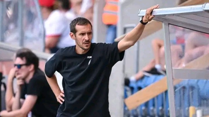 PANIK IN DER BUNDESLIGA! Ein hitziges Duell endet im Chaos: Lukas Kwasniok, Erfolgscoach des 1. FC Köln, sorgt nach der bitteren Niederlage für einen Aufreger, der Julian Schuster in einen regelrechten Schockzustand versetzt! Die Bundesliga steht Kopf – Spieler, Fans und Experten reiben sich die Augen über diese unerwartete Eskalation. Während Köln jubelt, herrscht bei Schuster und seinem Team blankes Entsetzen. Was wirklich geschah, spaltet jetzt schon die Fußball-Nation! ⚽