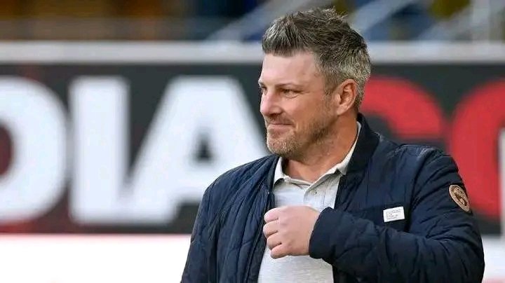 UNFASSBARE GESTE! FC-Köln-Trainer Lukas Kwasniok sorgt weltweit für Gänsehaut: Statt seine zwei Millionen Dollar Antrittsprämie für sich zu behalten, spendet er den gesamten Betrag für den Kampf gegen Obdachlosigkeit in Deutschland! ❤️⚽ Eine Entscheidung, die weit über den Fußball hinausstrahlt und ihn zu einem wahren Helden macht. Fans, Experten und Politiker feiern diesen mutigen Schritt als eine der selbstlosesten Taten in der Geschichte des Sports.