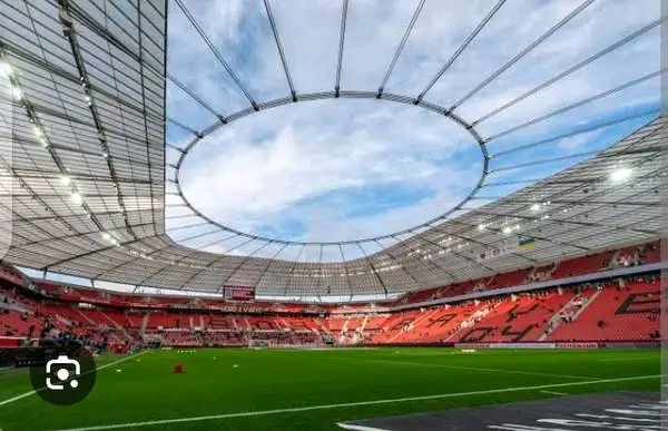 Überraschung aus Frankfurt! Bayer Leverkusen hat in der Saison 2024/25 weder die Bundesliga-Meisterschaft noch den DFB-Pokal verteidigen können, doch ganz leer ging die Werkself nicht aus. Die Deutsche Fußball Liga (DFL) verkündete offiziell, dass die BayArena mit dem prestigeträchtigen „Pitch of the Season Award“ ausgezeichnet wird. Ein sensationelles Ausrufezeichen für perfekte Pflege, modernste Technik und einen Rasen, der europäische Maßstäbe setzt. Während sportlich die große Titeljagd noch warten muss, darf Leverkusen einen Triumph der besonderen Art feiern, der zeigt, dass ein Verein weit mehr ist als Tore und Punkte…….