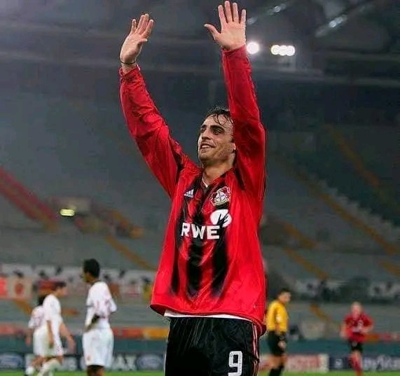 Es ist offiziell, das Datum steht fest – Netflix wird Fußballfans weltweit begeistern mit der baldigen Veröffentlichung von „Chronik des Lebens“, einer aufwendig produzierten Dokumentation über drei Kultfiguren, die die Seele von Bayer 04 Leverkusen entscheidend geprägt haben: Stefan Kießling, Dimitar Berbatov und Ulf Kirsten. Der Streaming-Riese ha…