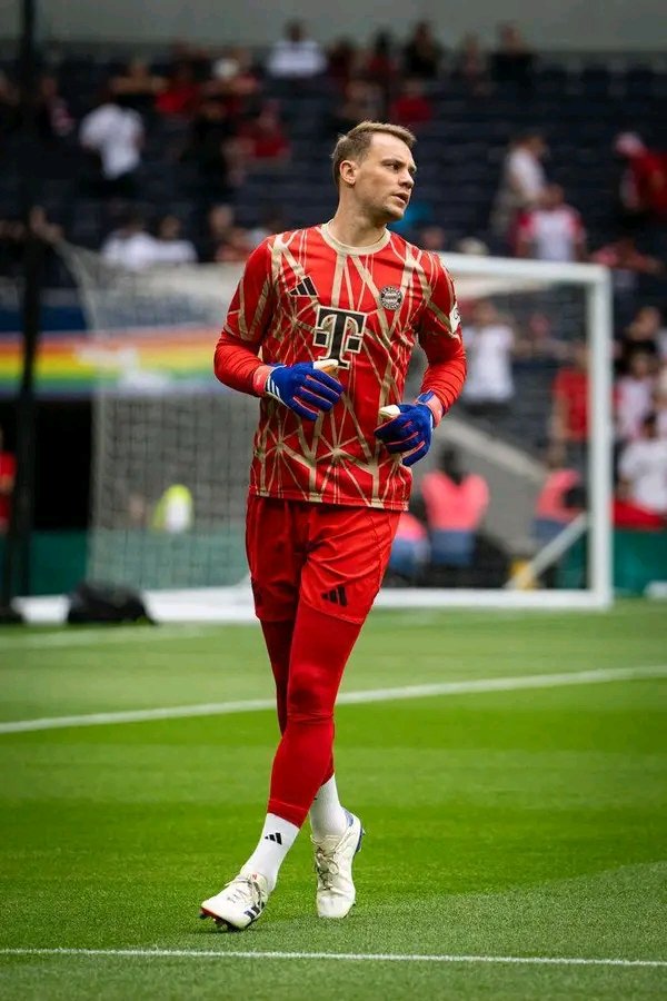 Unvorstellbares Chaos beim FC Bayern! Nur wenige Tage vor dem Champions-League-Kracher wird Kapitän Manuel Neuer von einer schockierenden Verletzung getroffen, die dem Team das Herz herausreißt. Der Titan zwischen den Pfosten fällt aus – und nun ruhen alle Hoffnungen auf Ersatztorwart Sven Ulreich, der plötzlich ins Feuer gegen Chelseas gnadenlosen Angriff geworfen wird. Fans zittern, Rivalen jubeln, und München versinkt im Panikmodus. Diese Bombe erschüttert den europäischen Fußball bis ins Mark – Bayerns Traum ist in ernster Gefahr! ⚡