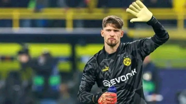 MEGA-BOMBE IN DER BUNDESLIGA! Gregor Kobel zerreißt alle Transfer-Spekulationen und bleibt bis 2030 beim BVB! Statt Leverkusens Millionen-Vertrag zu unterschreiben, entscheidet sich Dortmunds Hexer für Treue, Leidenschaft und Vereinsliebe. Ein Schock, der Rivalen erstarren lässt und Fans in pure Euphorie versetzt! Schwarz-Gelb jubelt über diesen historischen Paukenschlag, während ganz Fußball-Deutschland staunend zurückbleibt. Kobel zeigt eindrucksvoll: Manche Helden kann man nicht kaufen – sie schreiben ihre Geschichte dort, wo ihr Herz schlägt!