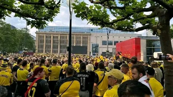 SCHOCKIERENDE TRAGÖDIE BEIM BVB! Borussia Dortmund steht unter Schock: Eine unfassbare Katastrophe erschüttert Spieler, Trainer und die legendäre „Gelbe Wand“! Der Signal Iduna Park, sonst ein Ort ekstatischer Leidenschaft, ist still wie nie zuvor. Augenzeugen berichten von Chaos, Trauer und unendlicher Bestürzung. Fans weltweit können es nicht fassen – ein Tag, der die Bundesliga in tiefster Trauer versinken lässt. Spieler kämpfen mit Emotionen, Verantwortliche stehen ratlos da, und die Fußballwelt hält den Atem an. Ein Drama, das die Geschichte des BVB für immer prägen wird!