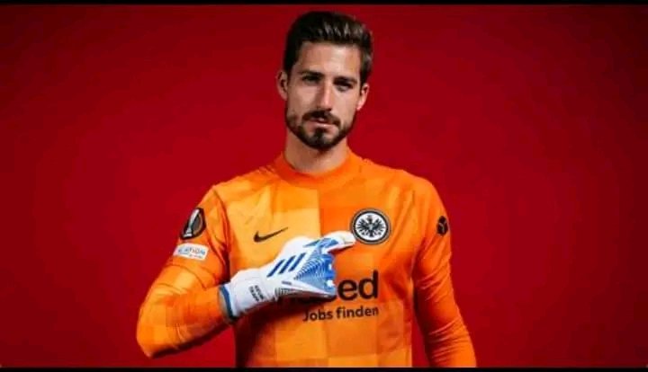 ⚡ BOMBE UM KEVIN TRAPP! ⚡ Was als märchenhafte Erfolgsgeschichte begann, droht in einem Albtraum zu enden: Frankfurts Keeper-Sensation Kevin Trapp, gerade noch Top-Favorit auf den prestigeträchtigen Yashin Award, steht plötzlich unter schwerem Verdacht! Laut Insidern soll der Nationaltorwart in einen massiven Doping-Skandal verwickelt sein. Ermittler prüfen bereits Beweise, eine mögliche Festnahme steht im Raum. Statt Ruhm und Ehre nun Schock, Schande und Skandal! Europa ist fassungslos: Droht Trapp der tiefe Fall vom Helden zum Sünder?