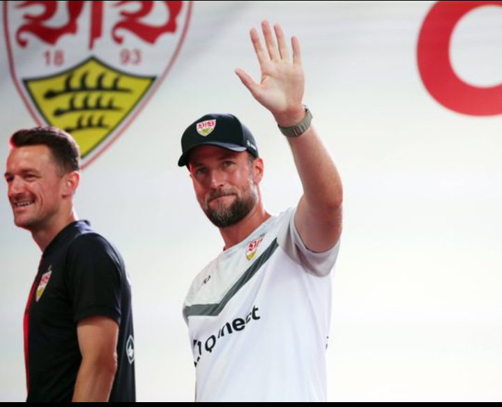 SCHOCK FÜR ALLE FUßBALLFANS: Sebastian Hoeneß hat überraschend verkündet, dass er den VfB Stuttgart unmittelbar nach dem anstehenden Duell verlassen wird. Die Nachricht hat Verein, Spieler und Anhänger völlig unvorbereitet getroffen und für Bestürzung gesorgt. Noch vor wenigen Tagen galt er als fester Bestandteil des Teams, und nun folgt der abrupte Abschied. Viele fragen sich: Welche Gründe stecken hinter dieser Entscheidung? Ein bitterer Moment für Stuttgart und eine Nachricht, die niemand erwartet hat.