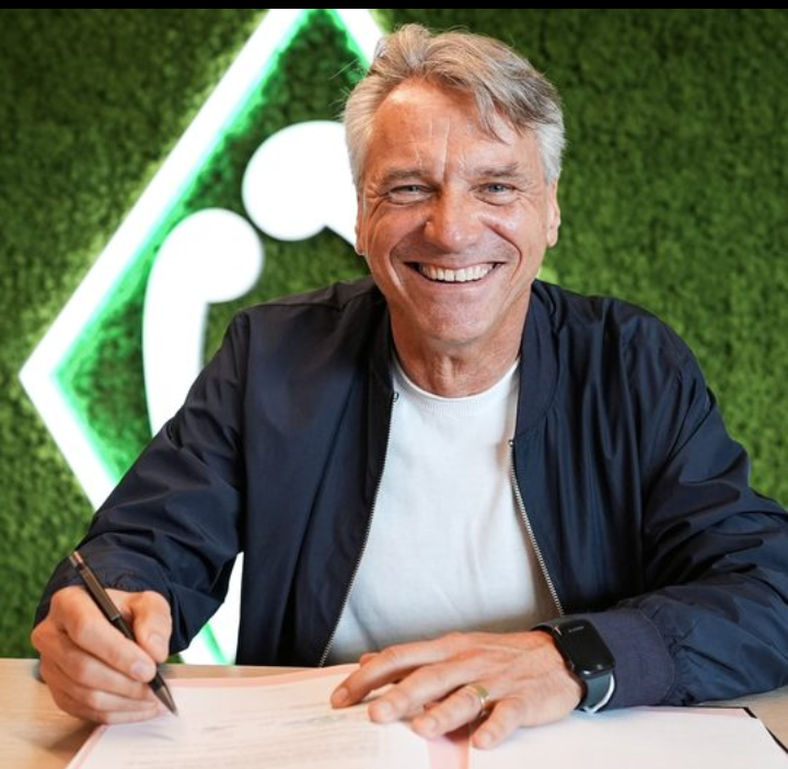SCHOCK FÜR ALLE FUSSBALLFANS: Horst Steffen hat überraschend angekündigt, dass er Werder Bremen unmittelbar nach dem kommenden Spiel verlassen wird. Die Nachricht hat den Verein, die Spieler und die Fans völlig unvorbereitet getroffen und für große Bestürzung gesorgt. Noch vor wenigen Tagen galt er als fester Bestandteil des Teams, und nun folgt dieser abrupte Abschied. Viele fragen sich, welche Gründe hinter dieser Entscheidung stecken. Ein bitterer Moment für Bremen und eine Nachricht, die niemand kommen sah…
