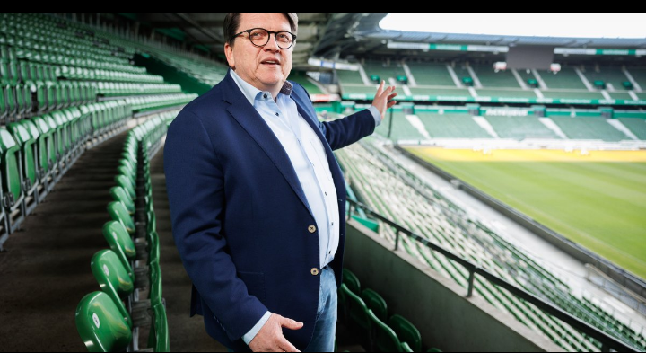 BREAKING: Werder Bremen schockiert Fans – Ticketpreise stürzen, Weserstadion wird beben! Mit einem Schritt, der die deutsche Fußballwelt erschüttert, hat der SV Werder Bremen offiziell die Ticketpreise für die Saison 2025/26 drastisch gesenkt! Fans in ganz Bremen sind begeistert, denn der Klub zeigt sein unerschütterliches Engagement, Fußball für alle zugänglich zu machen. Präsident Hubertus Hess-Grunewald bezeichnete dies als historischen Schritt, um die Anhänger näher ans Geschehen zu bringen, und versprach elektrisierende Spiele sowie eine unvergessliche Atmosphäre im legendären Weserstadion. Fußballfieber war noch nie so erschwinglich!