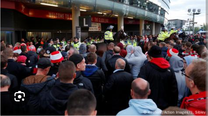 SCHOCKIERENDE TRAGÖDIE BEIM 1. FC KÖLN! Der 1. FC Köln steht unter Schock: Eine unfassbare Katastrophe erschüttert Spieler, Trainer und die legendären Fans! Das RheinEnergieStadion, sonst ein Ort ekstatischer Leidenschaft, ist still wie nie zuvor. Augenzeugen berichten von Chaos, Trauer und unendlicher Bestürzung. Fans weltweit können es nicht fassen – ein Tag, der die Bundesliga in tiefste Trauer stürzt. Spieler kämpfen mit Emotionen, Verantwortliche stehen ratlos da, und die Fußballwelt hält…