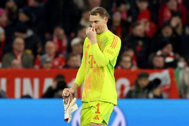 SHOCKWAVES AT BAYERN MUNICH! Manuel Neuer in Emotional Crisis! Bayern’s legendary goalkeeper Manuel Neuer reportedly suffers severe trauma due to off-field pressures, sending shockwaves through the club. The team, riding high on recent victories, now faces an emotional storm as coaches and officials rush to provide full support. Fans are left in disbelief, worried about their icon’s wellbeing, while the timing couldn’t be worse – just before the most intense phase of the season. The Bundesliga giant confronts a dramatic and unexpected setback, leaving hearts racing and social feeds ablaze