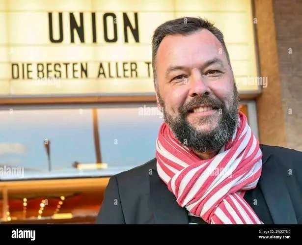 UNFASSBARE SENSATION BEI UNION BERLIN! Die unverkennbare Stimme der Eisernen, Christian Arbeit, schreibt Fußballgeschichte: Mit gleich zwei internationalen Ehrenpreisen und einem offiziellen Weltrekord als längst dienender Stadionsprecher im Top-Fußball katapultiert er sich in die Geschichtsbücher! Seine legendäre Stimme, die seit Jahrzehnten durch die Alte Försterei hallt, bringt nun nicht nur Union-Fans zum Jubeln, sondern sorgt weltweit für Aufsehen. ⚽ Ein unglaublicher Moment, der die Union-Familie stolz macht und die Fußballwelt schockiert! ❤️