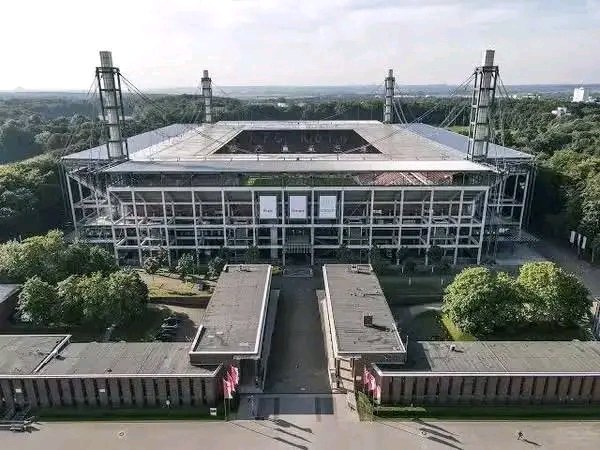 ⚡ MEGA-BOMBE AUS KÖLN! ⚡ Ein Donnerschlag erschüttert den deutschen Fußball: Der 1. FC Köln hat offiziell die gigantischste Stadion-Revolution seiner Vereinsgeschichte angekündigt! Das legendäre RheinEnergieSTADION wird nicht nur modernisiert, sondern in eine echte Fußball-Kathedrale verwandelt – größer, mächtiger, atemberaubender als je zuvor. Dies ist kein Bauprojekt, sondern ein kraftvoller Aufschrei an die Bundesliga und Europa: Köln ist gekommen, um zu bleiben – und zu dominieren! Ein Ausbau, der alles sprengen wird, was man bisher kannte.