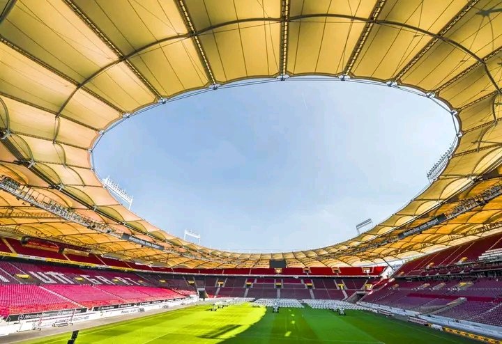 BOMBE VOM SPORT-HIMMEL! Die Mercedes-Benz Arena wird für unglaubliche 680 MILLIONEN DOLLAR in einen wahren Fußball-Palast verwandelt! Mehr Sitze, futuristischer Komfort und bahnbrechende Nachhaltigkeit – ein Projekt, das nicht nur die Fans elektrisiert, sondern auch internationale Maßstäbe setzt. Dieses Mega-Investment ist weit mehr als nur ein Stadion-Umbau: Es ist eine Kampfansage an Rivalen, ein Geschenk an die Stadt und ein Signal, dass die Zukunft des Fußballs hier neu geschrieben wird.