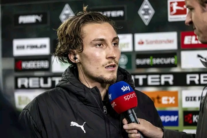 Unfassbarer Albtraum im Borussia-Park! Borussia Mönchengladbach erlebte eine historische Demütigung: Die 4:6-Heimniederlage gegen Eintracht Frankfurt sorgte für blankes Entsetzen bei Fans und Verantwortlichen. Schlüsselspieler Rocco Reitz, Haris Tabaković, Yannik Engelhardt und Trainer Eugen Polanski reagierten schockiert und baten die Anhänger öffentlich um Entschuldigung. „Es war absolut inakzeptabel“, hieß es einstimmig – ein Statement, das die Dramatik des Abends unterstreicht. Chaos auf dem Platz, Ratlosigkeit in den Gesichtern und ohnmächtige Fans – Gladbach taumelt im Krisenmodus! ⚡