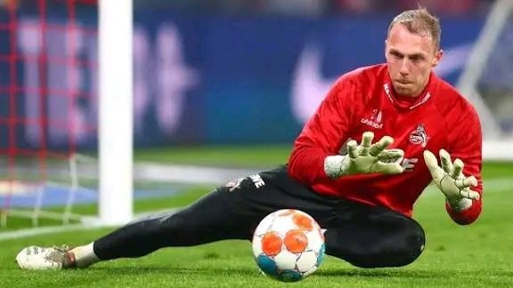 SCHOCKIERENDE GESTE ERSCHÜTTERT DIE FUSSBALLWELT! FC-Köln-Kapitän Marvin Schwäbe hat Fans und Rivalen gleichermaßen mit einer Tat reiner Menschlichkeit überrascht, die weit über den Sport hinausgeht. In einem atemberaubenden Schritt spendete der Star-Torwart unglaubliche 300.000 €, um die Behandlung eines schwerkranken Patienten zu unterstützen – und ließ die Anhänger sprachlos und gerührt zurück. In den sozialen Medien explodierte die Begeisterung: Tausende feiern Schwäbe nicht nur als Leader auf dem Platz, sondern als echten Helden im Leben. Diese unvergessliche Tat macht sein Vermächtnis unsterblich!