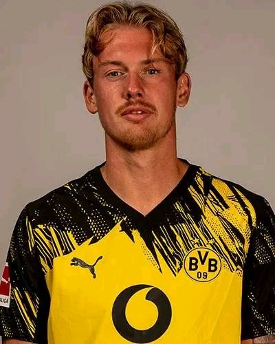 TRANSFER-BOMBE BEIM BVB! Julian Brandt steht offenbar kurz vor einem spektakulären Abschied aus Dortmund! Insider berichten von nächtlichen, überraschenden Gesprächen, die die Vereinsführung völlig unvorbereitet getroffen haben. Der kreative Mittelfeldmotor, jahrelang Herzstück im BVB-Angriff, könnte den Verein früher verlassen als gedacht. Europas Topklubs zeigen brennendes Interesse, ein regelrechter Transfersturm tobt bereits! Fans sind geschockt, Social Media explodiert, die Bundesliga spekuliert fieberhaft – ein Abschied, der den gesamten Verein und seine Zukunft auf den Kopf stellen könnte! ⚡