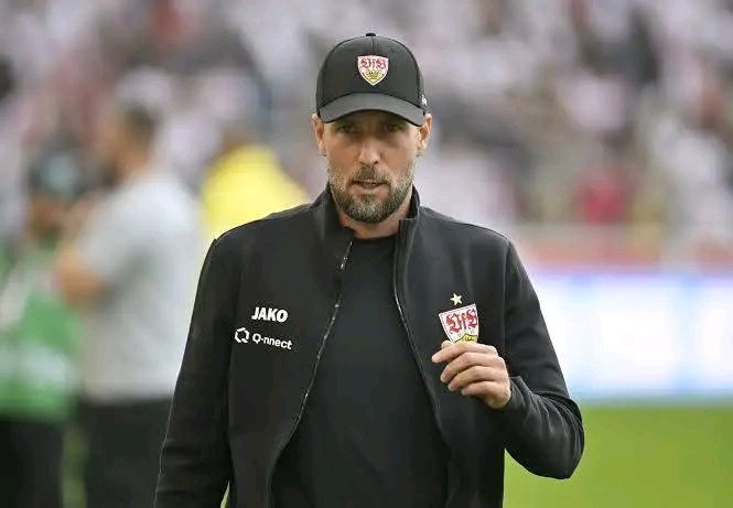 EILMELDUNG: VFB STUTTGART SUSPENDIERT TRAINER SEBASTIAN HOENEß! Ein absoluter SCHOCK erschüttert die Bundesliga! Der VfB Stuttgart hat völlig überraschend Cheftrainer Sebastian Hoeneß mit sofortiger Wirkung suspendiert – Grund sollen interne Spannungen, Disziplinprobleme und ein geheimer Zwischenfall im Training sein! Spieler sollen aufgebracht reagiert haben, während Fans sprachlos sind. Was steckt wirklich hinter dieser explosiven Entscheidung? Die Zukunft des VfB steht auf der Kippe – ein Erdbeben im Schwabenland! ⚡