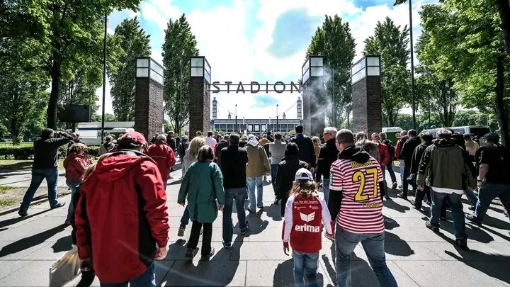 “KEIN KAMPF! KEIN KONZEPT! – KÖLN VOR DEM EXPLOSIONSPUNKT!” Nach dem ernüchternden 1:1 gegen Augsburg eskaliert die Stimmung beim 1. FC Köln! Wütende Fans machen ihrem Frust lautstark Luft: Sie werfen der Mannschaft völlige Ideenlosigkeit, fehlenden Einsatz und ein schwaches Herz im Abstiegskampf vor! Die Südkurve bebt, Transparente fordern Konsequenzen, und der Druck auf Trainer und Vereinsführung wächst minütlich. Was als einfacher Punktverlust begann, hat sich zu einem offenen Aufstand der Fans entwickelt – Köln steht vor einer brandgefährlichen Zerreißprobe! ⚡