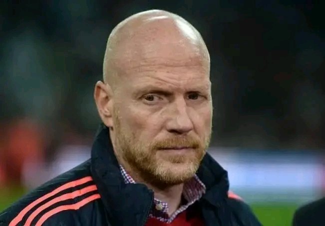 Matthias Sammer-Schock! Deutscher Fußball-Held überlebt dramatische Gehirn-Durchblutungsstörung – zieht sich nach Wunder-Genesung aus Spitzenamt zurück! ⚡ Ganz Fußball-Deutschland stand still, als bekannt wurde, dass die Legende Matthias Sammer – einst Ballon-d’Or-Gewinner und Bayern-Direktor – mit einer lebensbedrohlichen Gehirn-Durchblutungsstörung kämpfte. Ärzte bangten, Fans beteten. Doch gegen alle Erwartungen gelang dem deutschen Ausnahmetalent eine unglaubliche Genesung. Jetzt verkündet Sammer seinen emotionalen Rückzug aus dem Fußballgeschäft – und spricht über den Moment, der sein Leben für immer veränderte.