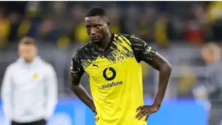 SCHOCK-BOMBE IN DORTMUND! Eine dunkle Wolke hängt über dem Signal Iduna Park, denn Serhou Guirassy steht vor dem schwersten Moment seiner Karriere! Der BVB-Star soll nach einem erschütternden und schockierenden Vorfall zutiefst traumatisiert sein – ein Ereignis, das die gesamte Mannschaft erschüttert hat. Mitspieler und Fans können es kaum fassen, während Guirassy mental und emotional um Fassung ringt. Insider beschreiben die Stimmung als angespannt und herzzerreißend. Dortmund steht nun geschlossen hinter seinem Stürmer und hofft, dass er die Kraft findet, wieder aufzustehen. ⚡