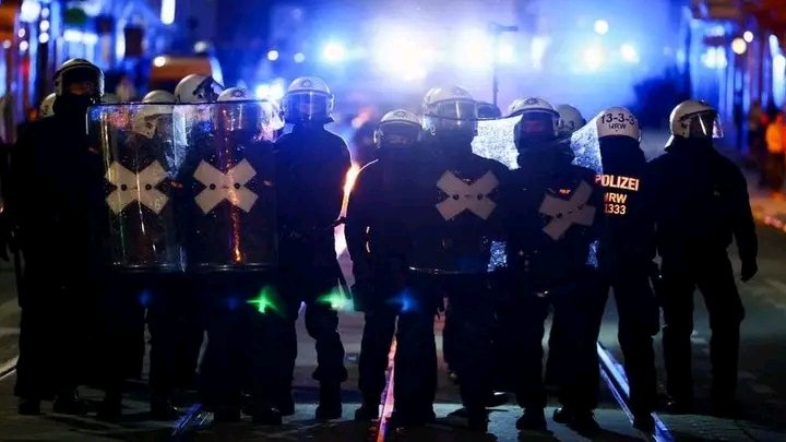 Schock in Stuttgart! Dunkle Tragödie erschüttert den VfB – Verein, Spieler und Fans in tiefer Schockstarre! ⚽ Über dem stolzen Traditionsklub VfB Stuttgart liegt ein dunkler Schatten. Ein unerwartetes, tragisches Ereignis hat den Verein bis ins Mark getroffen. Trauer, Schweigen und fassungslose Gesichter prägen die Stimmung – niemand kann glauben, was geschehen ist. Insider sprechen von einem sensiblen, dramatischen Vorfall, der alles verändern könnte. Ganz Fußball-Deutschland hält den Atem an – was ist beim VfB wirklich passiert? ➡️ Alle schockierenden Details im Kommentar! ⬇️⬇️