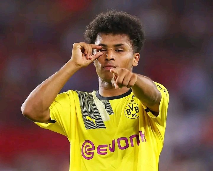 ER BLEIBT ZUHAUSE! KARIM ADEYEMI UNTERSCHREIBT NEUEN VERTRAG BEI BORUSSIA DORTMUND — PURE TREUE ZUR SCHWARZ-GELBEN FAMILIE