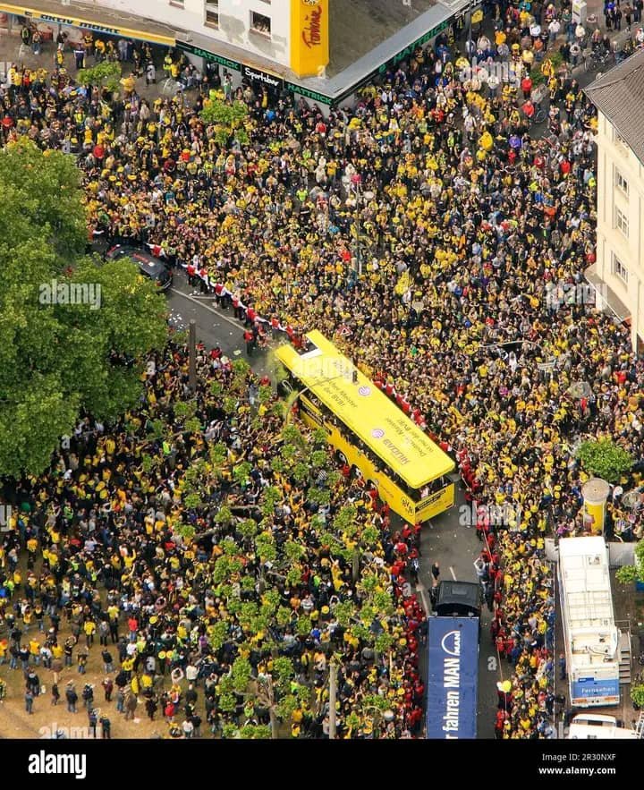DORTMUND-MYSTERY-BOMBSHELL! Dunkle Gerüchte wabern über Borussia Dortmund – und niemand weiß, was wirklich dahintersteckt! Hinter verschlossenen Türen brodelt es gewaltig, während Verantwortliche eisig schweigen. ⚡ Spieler wirken nervös, Fans spüren: Da geht etwas Großes vor sich! Die Stimmung am Signal Iduna Park? Bedrückend. Geheimtreffen, flüsternde Stimmen, verstohlene Blicke – als würde ein unsichtbarer Sturm heraufziehen! ️ Die ganze Fußballwelt hält vor Spannung den Atem an: Kommt jetzt die Enthüllung, die alles verändert?